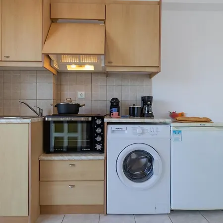 White House & アパート アルゴストリオン