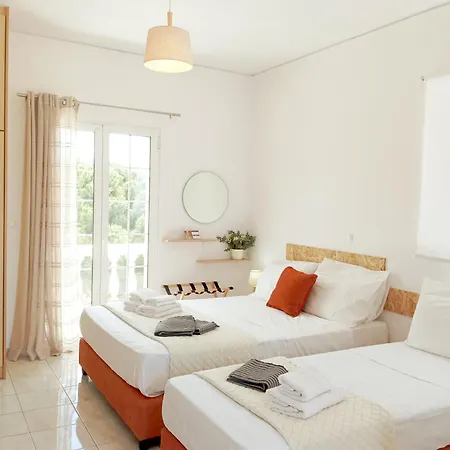 White House & アパート アルゴストリオン