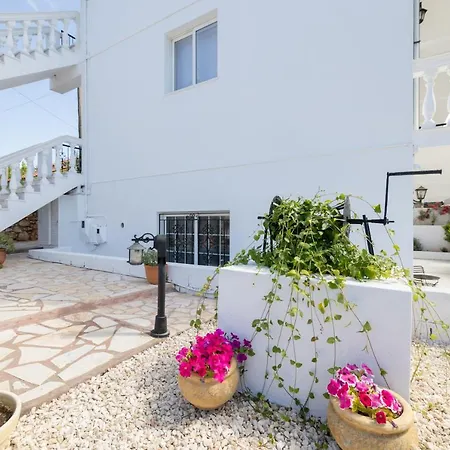 White House & Apartmán *